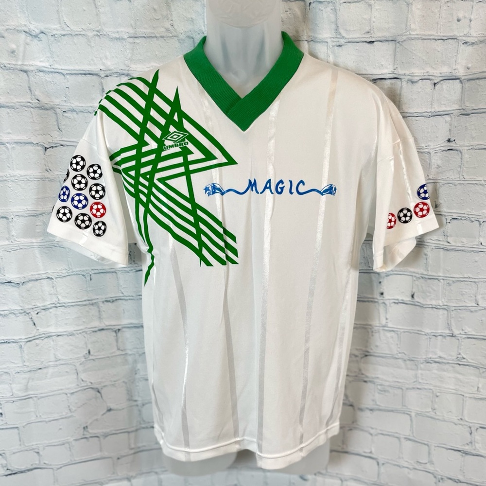 Futbol Soccer Jersey *VERY RARE* Umbro Magic 32 Adult Size S White Green Blue